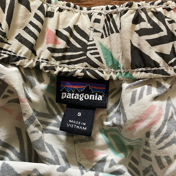 Patagonia Barely Baggies Shorts, Like new, Small - Picture 3 of 4